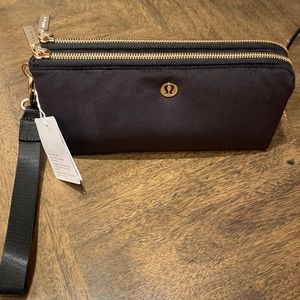 Lululemon Curved Wristlet Velour NWT *Limited Edition Gold Accents* Black (O/S)
